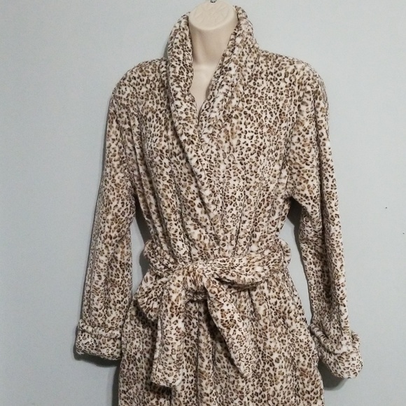 Oscar de la Renta buttery soft leopard print bathrobe - Picture 2 of 16